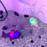 Іграшка для ванної з підсвічуванням та звуком Дельфін з фонтанчиком 6699, 2 кольори - Зображення 2